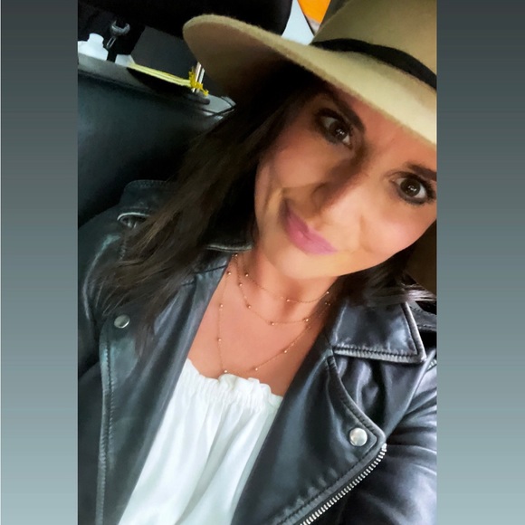 Meet your Posher, Deirdre - Picture 1 of 1